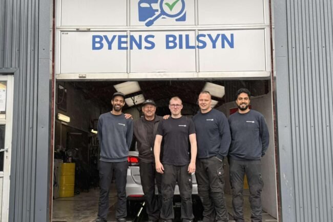 Gruppebillede af ansatte hos Byens Bilsyn Silkeborg